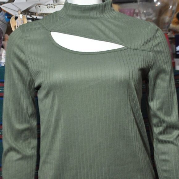 White Birch Mock Neck Turtleneck with Cut Out - New Without Tags - Picture 2 of 3